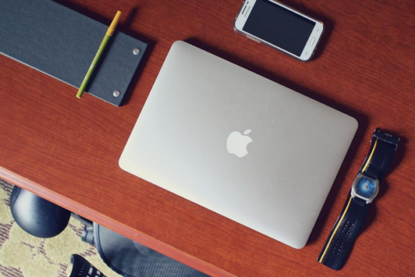 مستلزمات السفر الذكية التي تصنع الفرق في رحلات 2025