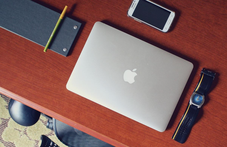 مستلزمات السفر الذكية التي تصنع الفرق في رحلات 2025